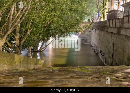 La Seine a inondé la nuit. Banque D'Images