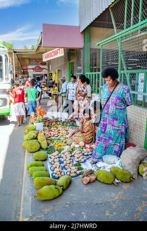 Vendeurs de rue vendant des produits locaux dans un marché local de fruits et légumes à Sigatoka, une ville provinciale du côté sud de Viti Levu, Fidji. Banque D'Images