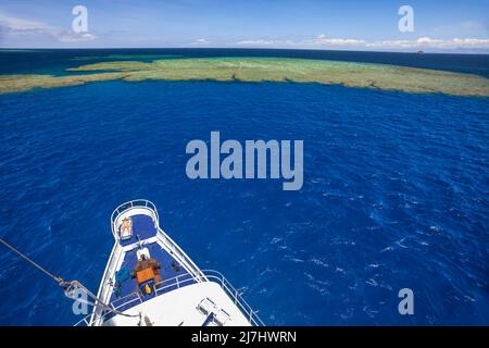 Le bateau de plongée à bord, Nai'a, s'est ancré au sommet d'un océan ouvert, Fidji. Banque D'Images