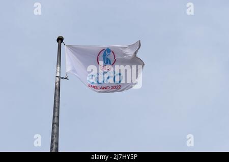 Un drapeau pour l'Euro 2022 des femmes de l'UEFA volant à Station Square, Milton Keynes, avec copyspace. Banque D'Images