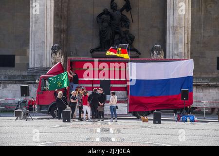 Munich, Bavière, Allemagne. 9th mai 2022. Coïncidant avec les célébrations de la victoire du 9th mai, un maximum de 100 acteurs pro-russes réunis à Munich, en Allemagne, pour protester contre la soi-disant « discrimination » à l'encontre des personnes russophones. De telles allégations de discrimination inexistante sont incluses dans les mises en garde comme des campagnes de propagande de guerre hybride potentielles dirigées par le Kremlin. L'image de la célébration qui a lieu au Feldherrnhalle de Munich n'a pas été perdue à cause de passants indignés qui la considéraient comme un « révisionnisme historique » et une « incitation ». Environ 125 de l'ukrainien et du biélorusse Banque D'Images