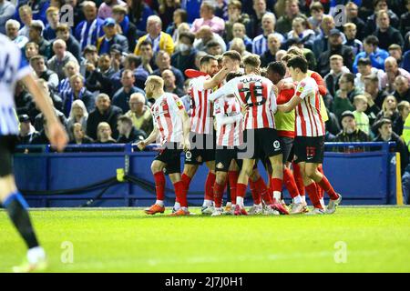 Hillsborough Stadium, Sheffield, Angleterre - 9th mai 2022 les joueurs de Sunderland ont mob Patrick Roberts après qu'il a marqué pour le faire 1 - 1 pendant le match Sheffield Wednesday v Sunderland, Sky Bet League One, (jouez à la deuxième jambe) 2021/22, Hillsborough Stadium, Sheffield, Angleterre - 9th mai 2022 crédit : Arthur Haigh/WhiteRosephotos/Alamy Live News Banque D'Images