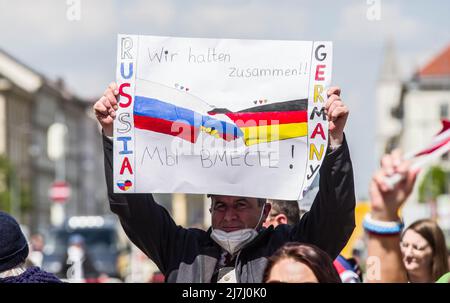 Munich, Bavière, Allemagne. 9th mai 2022. Coïncidant avec les célébrations de la victoire du 9th mai, un maximum de 100 acteurs pro-russes réunis à Munich, en Allemagne, pour protester contre la soi-disant « discrimination » à l'encontre des personnes russophones. De telles allégations de discrimination inexistante sont incluses dans les mises en garde comme des campagnes de propagande de guerre hybride potentielles dirigées par le Kremlin. L'image de la célébration qui a lieu au Feldherrnhalle de Munich n'a pas été perdue à cause de passants indignés qui la considéraient comme un « révisionnisme historique » et une « incitation ». Environ 125 de l'ukrainien et du biélorusse Banque D'Images