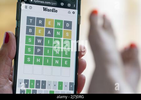 Londres, Royaume-Uni, 9 mai 2022 : un téléphone portable montrant le puzzle Wordle complet numéro 324, avec la réponse « shine ». Cependant, certains utilisateurs ont trouvé que le mot cible était fœtus. Le New York Times, qui possède maintenant le jeu créé pour la première fois par Josh Wardle, avait changé la réponse après avoir décidé que le fœtus pourrait être considéré comme trop controversé en raison de nouvelles récentes en Amérique sur le renversement possible de Roe vs Wade et les droits d'avortement associés. Anna Watson/Alay Live News Banque D'Images