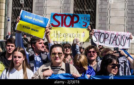 Munich, Bavière, Allemagne. 9th mai 2022. Coïncidant avec les célébrations de la victoire du 9th mai, un maximum de 100 acteurs pro-russes réunis à Munich, en Allemagne, pour protester contre la soi-disant « discrimination » à l'encontre des personnes russophones. De telles allégations de discrimination inexistante sont incluses dans les mises en garde comme des campagnes de propagande de guerre hybride potentielles dirigées par le Kremlin. L'image de la célébration qui a lieu au Feldherrnhalle de Munich n'a pas été perdue à cause de passants indignés qui la considéraient comme un « révisionnisme historique » et une « incitation ». Environ 125 de l'ukrainien et du biélorusse Banque D'Images