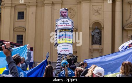 Munich, Bavière, Allemagne. 9th mai 2022. Coïncidant avec les célébrations de la victoire du 9th mai, un maximum de 100 acteurs pro-russes réunis à Munich, en Allemagne, pour protester contre la soi-disant « discrimination » à l'encontre des personnes russophones. De telles allégations de discrimination inexistante sont incluses dans les mises en garde comme des campagnes de propagande de guerre hybride potentielles dirigées par le Kremlin. L'image de la célébration qui a lieu au Feldherrnhalle de Munich n'a pas été perdue à cause de passants indignés qui la considéraient comme un « révisionnisme historique » et une « incitation ». Environ 125 de l'ukrainien et du biélorusse Banque D'Images