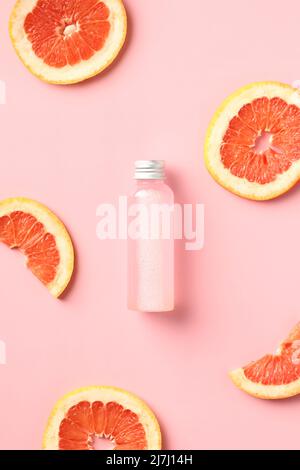Extrait de sérum de vitamine C avec tranches de pamplemousse. Flat Lay cosmétiques naturels de soins de la peau. Banque D'Images