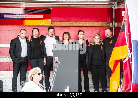 Munich, Bavière, Allemagne. 9th mai 2022. Coïncidant avec les célébrations de la victoire du 9th mai, un maximum de 100 acteurs pro-russes réunis à Munich, en Allemagne, pour protester contre la soi-disant « discrimination » à l'encontre des personnes russophones. De telles allégations de discrimination inexistante sont incluses dans les mises en garde comme des campagnes de propagande de guerre hybride potentielles dirigées par le Kremlin. L'image de la célébration qui a lieu au Feldherrnhalle de Munich n'a pas été perdue à cause de passants indignés qui la considéraient comme un « révisionnisme historique » et une « incitation ». Environ 125 de l'ukrainien et du biélorusse Banque D'Images