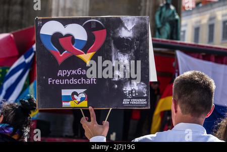 Munich, Bavière, Allemagne. 9th mai 2022. Coïncidant avec les célébrations de la victoire du 9th mai, un maximum de 100 acteurs pro-russes réunis à Munich, en Allemagne, pour protester contre la soi-disant « discrimination » à l'encontre des personnes russophones. De telles allégations de discrimination inexistante sont incluses dans les mises en garde comme des campagnes de propagande de guerre hybride potentielles dirigées par le Kremlin. L'image de la célébration qui a lieu au Feldherrnhalle de Munich n'a pas été perdue à cause de passants indignés qui la considéraient comme un « révisionnisme historique » et une « incitation ». Environ 125 de l'ukrainien et du biélorusse Banque D'Images