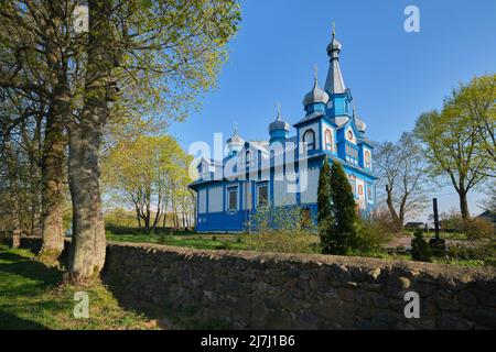 Ancienne église en bois de la Sainte vie donnant la Trinité. Telyadovichi, district de Kopyl, région de Minsk, Bélarus. Banque D'Images