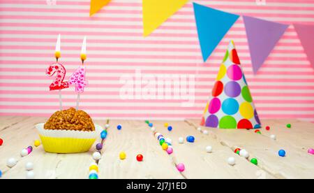 Carte postale joyeux anniversaire. Fond festif avec cupcake. Espace copie carte de vœux pour les personnes Banque D'Images