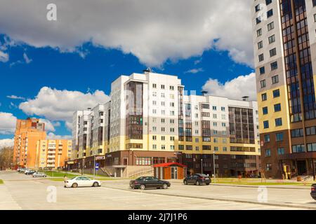 Parking pour voitures dans la cour extérieure du quartier des immeubles résidentiels modernes de haute hauteur. L'aire de loisirs est située dans la cour intérieure Banque D'Images