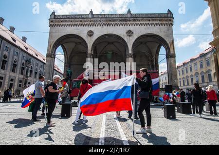 Munich, Bavière, Allemagne. 9th mai 2022. Coïncidant avec les célébrations de la victoire du 9th mai, un maximum de 100 acteurs pro-russes réunis à Munich, en Allemagne, pour protester contre la soi-disant « discrimination » à l'encontre des personnes russophones. De telles allégations de discrimination inexistante sont incluses dans les mises en garde comme des campagnes de propagande de guerre hybride potentielles dirigées par le Kremlin. L'image de la célébration qui a lieu au Feldherrnhalle de Munich n'a pas été perdue à cause de passants indignés qui la considéraient comme un « révisionnisme historique » et une « incitation ». Environ 125 de l'ukrainien et du biélorusse Banque D'Images