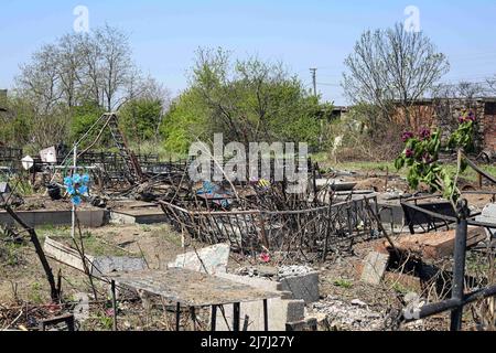 Odessa, Ukraine. 6th mai 2022. Détruit des monuments dans le cimetière pendant la guerre Russie-Ukraine. Des tirs russes d'Odessa, des roquettes ont frappé le cimetière de Novo-Gorodskoe (ou le cimetière de Tairovsky). Détruit plus de 1000 mètres carrés du cimetière. (Credit image: © Viacheslav Onyshchenko/SOPA Images via ZUMA Press Wire) Banque D'Images