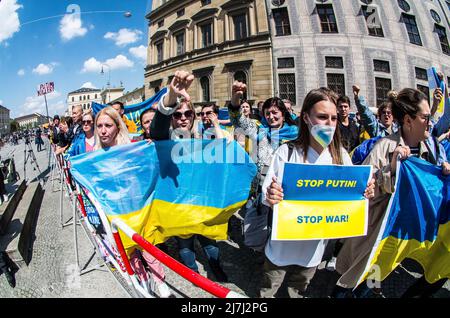 Munich, Bavière, Allemagne. 9th mai 2022. Coïncidant avec les célébrations de la victoire du 9th mai, un maximum de 100 acteurs pro-russes réunis à Munich, en Allemagne, pour protester contre la soi-disant « discrimination » à l'encontre des personnes russophones. De telles allégations de discrimination inexistante sont incluses dans les mises en garde comme des campagnes de propagande de guerre hybride potentielles dirigées par le Kremlin. L'image de la célébration qui a lieu au Feldherrnhalle de Munich n'a pas été perdue à cause de passants indignés qui la considéraient comme un « révisionnisme historique » et une « incitation ». Environ 125 de l'ukrainien et du biélorusse Banque D'Images