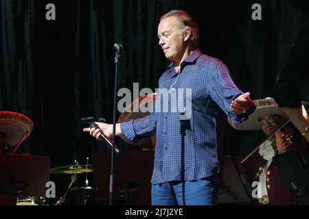 Madrid, Espagne. 09th mai 2022. La chanteuse espagnole Bertin Osborne se produit sur scène au Caldeón Theatre de Madrid. Crédit : SOPA Images Limited/Alamy Live News Banque D'Images