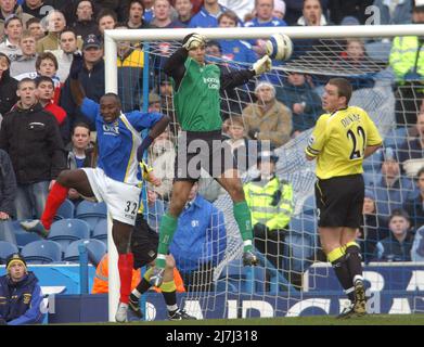 PORTSMOUTH V VILLE DE MANCHESTER 11-03-06 DAVID DUNNE EST À LA TÊTE DE LUA LUA ET DAVID JAMES PIC MIKE WALKER, 2006 Banque D'Images