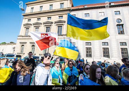 Munich, Bavière, Allemagne. 9th mai 2022. Coïncidant avec les célébrations de la victoire du 9th mai, un maximum de 100 acteurs pro-russes réunis à Munich, en Allemagne, pour protester contre la soi-disant « discrimination » à l'encontre des personnes russophones. De telles allégations de discrimination inexistante sont incluses dans les mises en garde comme des campagnes de propagande de guerre hybride potentielles dirigées par le Kremlin. L'image de la célébration qui a lieu au Feldherrnhalle de Munich n'a pas été perdue à cause de passants indignés qui la considéraient comme un « révisionnisme historique » et une « incitation ». Environ 125 de l'ukrainien et du biélorusse Banque D'Images