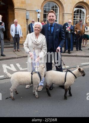 Dame Judi Dench Sir Kenneth Branagh marchant DES MOUTONS sur les pistes après avoir reçu la liberté de la ville à Stratford-upon-Avon Banque D'Images