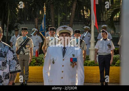 Tahiti, Polynésie française. 08th mai 2022. Les responsables polynésiens français se tiennent un moment de silence lors de la cérémonie de commémoration de la deuxième Guerre mondiale de la victoire de la Journée de l'Europe, devant le Haut-Commissariat de la République de Tahiti, le 8 mai 2022 à Tahiti, Polynésie française. Crédit: SPC. Daniel proprement dit/États-Unis Air Force photo/Alamy Live News Banque D'Images