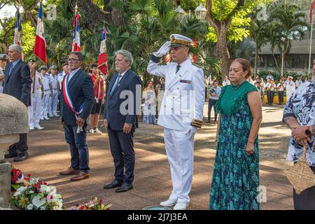 Tahiti, Polynésie française. 08th mai 2022. Le Haut Commissaire de la République en Polynésie française, Dominique Sorain, 2nd à droite, salue lors d'un défilé marquant la victoire de la Journée de l'Europe cérémonie de commémoration de la Seconde Guerre mondiale à l'extérieur du Haut-Commissariat de la République Tahiti, le 8 mai 2022 à Tahiti, Polynésie française. Crédit: SPC. Daniel proprement dit/États-Unis Air Force photo/Alamy Live News Banque D'Images