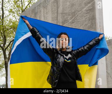 8 mai 2022, New York City, New York, États-Unis : un groupe d'Ukrainiens se sont réunis à Bowling Green Park pour commémorer 77 aujourd'hui les Nazis ont été battus. Le thème du rallye était ''plus jamais''. Ils marchent ensuite jusqu'au mémorial de guerre de Battery Park pour se souvenir des 4 601 militaires qui sont morts à l'Atlantique pendant la Seconde Guerre mondiale (Image de crédit : © Steve Sanchez/Pacific Press via ZUMA Press Wire) Banque D'Images