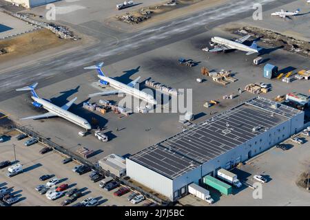 Concentrateur de fret aérien Everts à l'aéroport d'Anchorage. Avions MD-82, MD-83 et DC-6 d'Everts Air Cargo, une compagnie aérienne de fret avec des avions classiques en Alaska. Banque D'Images