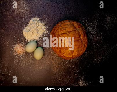 Pain au levain rond avec œufs bleus, sel rose et farine. Banque D'Images