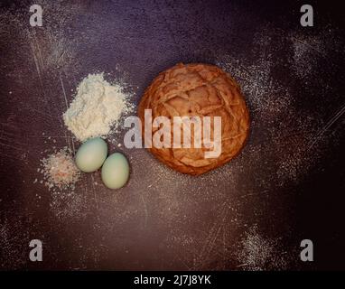 Pain au levain rond avec œufs bleus, sel rose et farine. Banque D'Images