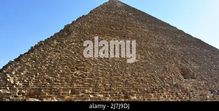 Giza, Egypte, Mai 1 2016: La grande pyramide de Giza qui est la plus grande pyramide égyptienne et tombe de la quatrième dynastie pharaoh Khufu, il est la plus ancienne de Banque D'Images