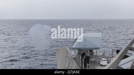 220423-N-JX182-1026 MER DES PHILIPPINES (le 23 avril 2022) Un système d'armes à feu de 57 millimètres MK 110 s'allume à bord du navire de combat littoral Independence-variant USS Jackson (LCS 6). Jackson, qui fait partie de l'escadron Destroyer (DESRON) 7, est sur un déploiement rotatif, opérant dans la zone d'exploitation de la flotte américaine 7th afin d'améliorer l'interopérabilité avec les partenaires et de servir de force de réaction prête à l'appui d'une région libre et ouverte Indo-Pacifique. (É.-U. Photo de la marine par le spécialiste des communications de masse 3rd classe Charles DeParlier) Banque D'Images