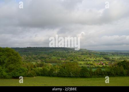 Vue sur la vallée de Darent au-dessus de Shoreham, Kent, dans le craie North Downs près de Londres, début mai, sur un sentier populaire. Banque D'Images