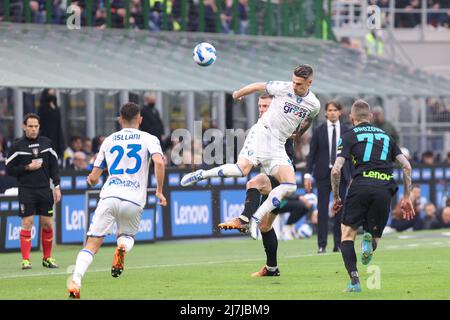 Milan, Italie. 6th mai 2022. Italie, Milan, mai 6 2022: Andrea Pinamonti (percuteur d'Empoli) contrôle acrobatique du ballon dans la première moitié pendant le match de football FC INTER vs EMPOLI, Serie A 2021-2022 day36 San Siro stade (Credit image: © Fabrizio Andrea Bertani/Pacific Press via ZUMA Press Wire) Banque D'Images