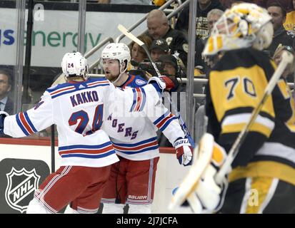 Pittsburgh, États-Unis. 09th mai 2022. L'aile gauche des Rangers de New York Alexis Lafrenière (13) célèbre son but lors de la première période du jeu quatre de la première série des éliminatoires Stanley Cups au PPG Paints Arena de Pittsburgh, le lundi 9 mai 2022. Photo par Archie Carpenter/UPI crédit: UPI/Alay Live News Banque D'Images