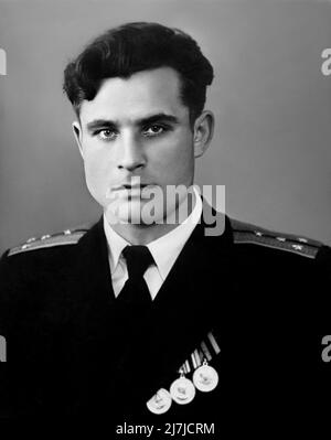 1955 , 17 février , RUSSIE : le héros communiste d'officiers de la marine soviétique VASILI ARKHIPOV ( Vasily Vasilij Aleksandrovic , 1926 - 1998 ). Un officier de la marine soviétique a-t-il été reconnu pour avoir empêché un lancement nucléaire soviétique ( et, potentiellement, une guerre nucléaire totale ) pendant la crise des missiles cubains . Une telle attaque aurait probablement provoqué une réponse thermonucléaire mondiale majeure . En tant que chef d'état-major de flottille et deuxième commandant du sous-marin à moteur diesel B-59, Arkhipov a refusé d'autoriser l'utilisation par le commandant de bord de torpilles nucléaires contre la marine des États-Unis, décision exigeant l'accord de a Banque D'Images