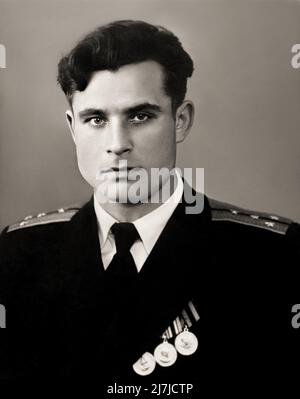 1955 , 17 février , RUSSIE : le héros communiste de l'armée soviétique VASILI ARKHIPOV ( Vasily Vasilij Aleksandrovič , 1926 - 1998 ). Un officier de la marine soviétique a-t-il été reconnu pour avoir empêché un lancement nucléaire soviétique ( et, potentiellement, une guerre nucléaire totale ) pendant la crise des missiles cubains . Une telle attaque aurait probablement provoqué une réponse thermonucléaire mondiale majeure . En tant que chef d'état-major de flottille et deuxième commandant du sous-marin à moteur diesel B-59, Arkhipov a refusé d'autoriser l'utilisation par le commandant de bord de torpilles nucléaires contre la marine des États-Unis, décision exigeant l'accord de a Banque D'Images