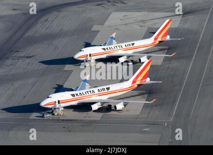 Kalitta Air deux avions Boeing 747-400F garés ensemble. Kalitta Air Boeing 747 vue aérienne de l'avion cargo. Banque D'Images