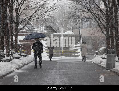 NEW YORK, New York – le 7 février 2021 : des piétons sont vus à Lower Manhattan lors d'une tempête hivernale. Banque D'Images