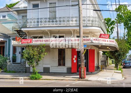 LA NOUVELLE-ORLÉANS, LA, États-Unis - 8 MAI 2022 : vue de face du restaurant Molly's Rise and Shine sur Magazine Street dans le quartier des jardins Banque D'Images