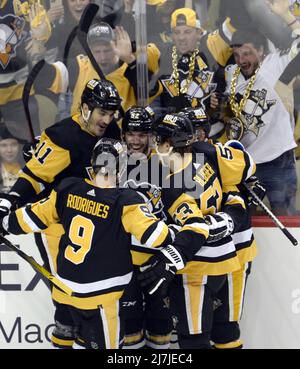 Pittsburgh, États-Unis. 09th mai 2022. Les fans des Penguins de Pittsburgh et ses coéquipiers célèbrent le but du défenseur des pingouins de Pittsburgh Mark Friedman (52) pendant la deuxième période du match quatre de la première série des éliminatoires des Stanley Cups contre les Rangers de New York au PPG Paints Arena de Pittsburgh, le lundi 9 mai 2022. Photo par Archie Carpenter/UPI crédit: UPI/Alay Live News Banque D'Images