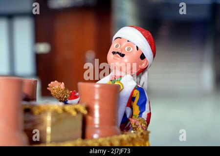 Le Caire, Egypte, Mars 26 2022: Un décor de Ramadan fond d'un homme qui vend des graines lupin et des fèves fava par un chariot décoratif avec Kheyameya de Ra Banque D'Images