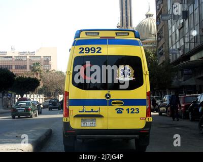 Le Caire, Egypte, Mars 5 2022: Ambulance sur la route répondant à un appel d'urgence d'accidents de la route, Traduction du texte arabe (ministère de la Santé, Banque D'Images