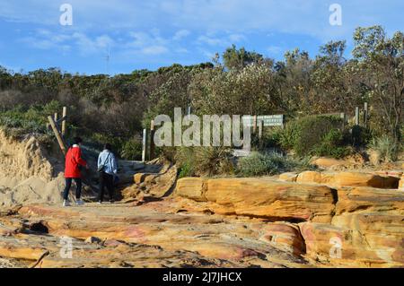 Personnes marchant sur la piste de la plage de Little Congwong à la Perouse à Sydney, en Australie Banque D'Images