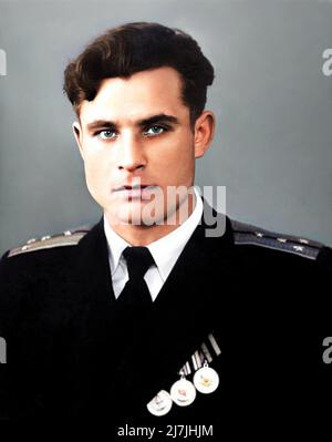 1955 , 17 février , RUSSIE : le héros communiste de l'armée soviétique VASILI ARKHIPOV ( Vasily Vasilij Aleksandrovič , 1926 - 1998 ). Un officier de la marine soviétique a-t-il été reconnu pour avoir empêché un lancement nucléaire soviétique ( et, potentiellement, une guerre nucléaire totale ) pendant la crise des missiles cubains du 27 octobre 1962 . Une telle attaque aurait probablement provoqué une réponse thermonucléaire mondiale majeure . En tant que chef d'état-major de la flottille et deuxième commandant du sous-marin B-59 à moteur diesel, Arkhipov a refusé d'autoriser l'utilisation par le commandant de bord de torpilles nucléaires contre la marine des États-Unis, une décision qui exigeait la décision de Th Banque D'Images