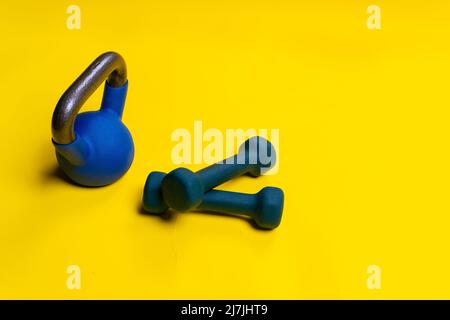 Objet de fer à repasser de fitness, bleu jaune isolé et isolé, pour l'équipement de musculation pour le bien-être et le poids, le bien-être éclatant Banque D'Images