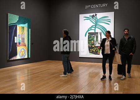 Les gens voient des œuvres d'art pendant un aperçu de la vente du soir du 21st siècle à Christie's le 9 mai 2022 à New York. Banque D'Images