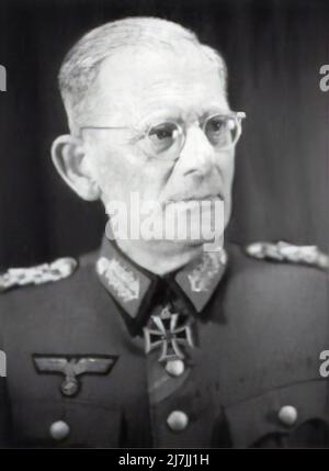 Le scendily nommé Maximilian Maria Joseph Karl Gabriel Lamoral Reichsfreiherr von und zu Weichs an der Gron (également connu sous le nom de Maximilan von Weichs) était un maréchal dans la Wehrmacht de l'Allemagne nazie pendant la Seconde Guerre mondiale Au cours de l'affaire Blue, l'offensive allemande dans le sud de la Russie, il était commandant du groupe d'armée B. en 1944, Weichs commandait le groupe d'armée F dans les Balkans, supervisant le retrait allemand de la Grèce et de la majeure partie de la Yougoslavie. Banque D'Images