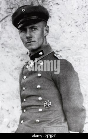 Un portrait en 1917 du maréchal allemand de Wehrmacht Erwin Rommel comme jeune lieutenant. Il était connu pour sa prise de décision audacieuse et rapide pendant le blitzkrieg en France et en Afrique du Nord. Il a été impliqué dans la tentative d'assassinat de juillet 20th 1944 contre Hitler et s'est vu offrir le suicide pour garder sa réputation et pour protéger sa famille, ou pour passer par un procès public. Il a choisi le suicide pour protéger sa famille. Banque D'Images