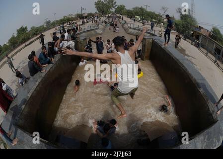 Lahore, Punjab, Pakistan. 8th mai 2022. Les Pakistanais sont rafraîchi dans un canal par temps chaud à lahore. En mars et avril, une chaleur extrême a brûlé la plupart de l'Inde et du Pakistan voisin, exposant plus d'un milliard de personnes à des températures bien supérieures à 40 degrés Celsius (104 degrés Fahrenheit). Les mois les plus chauds de l'année sont encore à venir. (Credit image: © Rana Sajid Hussain/Pacific Press via ZUMA Press Wire) Banque D'Images