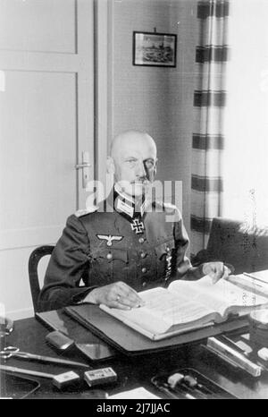 Wilhelm Josef Franz Ritter von Leeb était un maréchal allemand de la Seconde Guerre mondiale Lors de l'invasion de la France, il commanda le Groupe d'armée C, responsable de la percée de la ligne Maginot. Pendant l'opération Barbarossa—l'invasion de l'Union soviétique—Leeb commanda le Groupe d'Armée Nord, en posant finalement le siège à la ville. Les unités sous le commandement de Leeb ont commis des crimes de guerre contre la population civile et ont étroitement coopéré avec les SS Einsatzgruppen, des escadrons de la mort chargés principalement du meurtre de la population juive dans le cadre de l'Holocauste. Banque D'Images